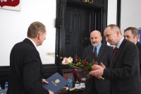 Jerzy Polak odbiera nagrodę i gratulacje od starosty...