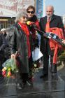 Przewodniczący Rady Powiatu Słupskiego wręczył kwiaty najstarszej Krystynie